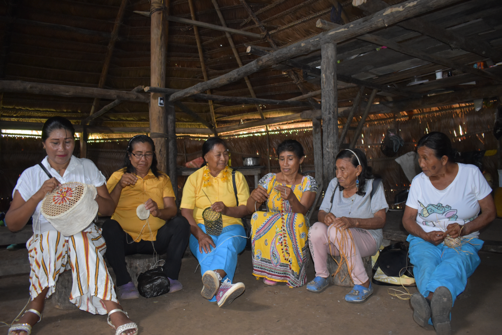 Investigadores javerianos, junto a mujeres sabedoras amazónicas y sus comunidades, crearon un canasto de sonidos que preserva lenguas en riesgo y fortalece la transmisión del conocimiento ancestral como una forma de resistencia y cuidado del territorio: un diálogo de saberes entre academia y pueblos indígenas para salvaguardar la memoria ancestral.