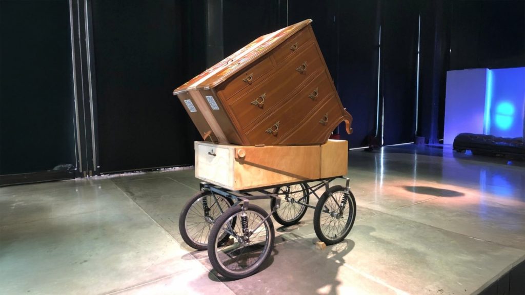 Dos proyectos de investigación-creación sobre ‘Vidas campesinas’ y ‘Economías populares’ en Colombia, realizadas por el ICANH, encontraron en el arte y la calle una forma de acercarse a públicos amplios para generar reflexiones de país. Nicolás Leyva Townsend, profesor javeriano y su curador, explica la operación artística detrás de “El Cacharro”.