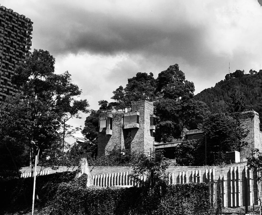 Una de las características más destacadas de Pablo VI es su innovadora solución estructural que utiliza vigas pretensadas, es decir, piezas de concreto en las que los cables internos se tensan antes de verter el concreto o dejarlo endurecer.