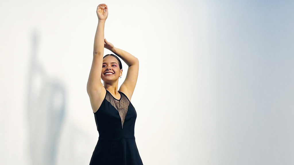 Habitar el mundo en lenguas y ritmos, la apuesta de Ana Sofía Ramírez Viancha Ana Sofía es una joven investigadora que entrelaza las lenguas y el baile para pensar la educación desde la sensibilidad y la investigación autoetnográfica.