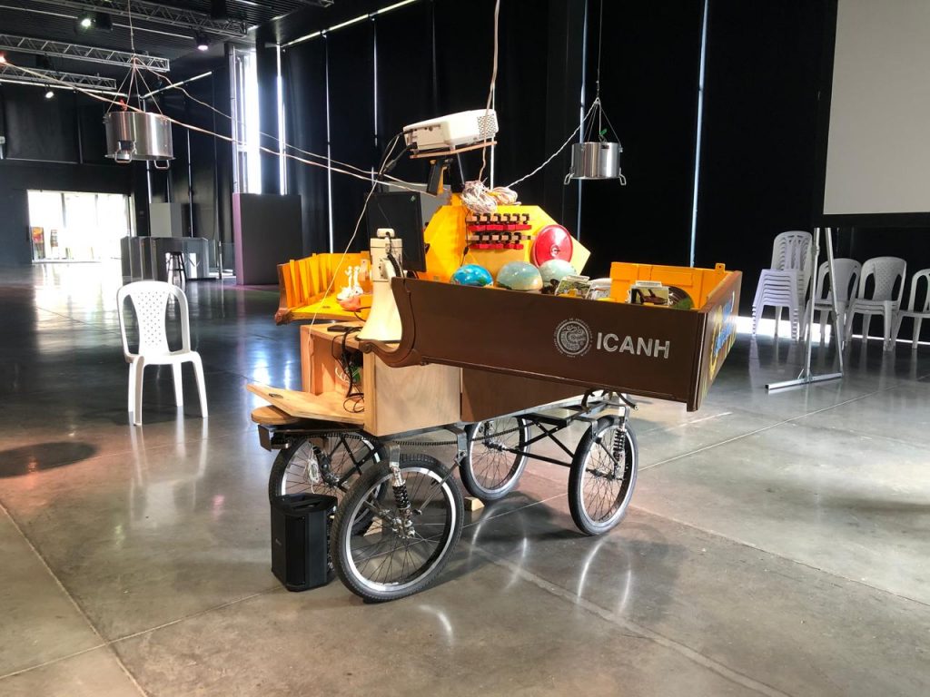 El Cacharro del ICANH, una exposición ambulante para escuchar al campesinado Dos proyectos de investigación-creación sobre ‘Vidas campesinas’ y ‘Economías populares’ en Colombia, realizadas por el ICANH, encontraron en el arte y la calle una forma de acercarse a públicos amplios para generar reflexiones de país. Nicolás Leyva Townsend, profesor javeriano y su curador, explica la operación artística detrás de “El Cacharro”.