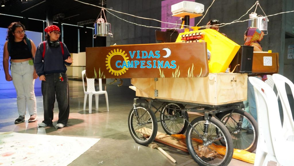 Dos proyectos de investigación-creación sobre ‘Vidas campesinas’ y ‘Economías populares’ en Colombia, realizadas por el ICANH, encontraron en el arte y la calle una forma de acercarse a públicos amplios para generar reflexiones de país. Nicolás Leyva Townsend, profesor javeriano y su curador, explica la operación artística detrás de “El Cacharro”.