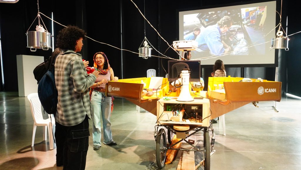 Dos proyectos de investigación-creación sobre ‘Vidas campesinas’ y ‘Economías populares’ en Colombia, realizadas por el ICANH, encontraron en el arte y la calle una forma de acercarse a públicos amplios para generar reflexiones de país. Nicolás Leyva Townsend, profesor javeriano y su curador, explica la operación artística detrás de “El Cacharro”.