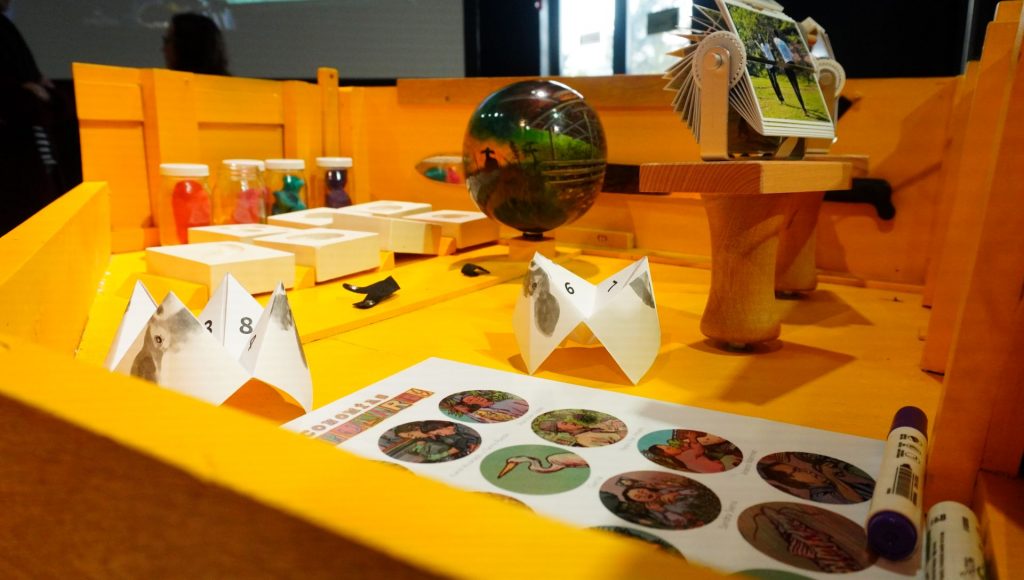 Dos proyectos de investigación-creación sobre ‘Vidas campesinas’ y ‘Economías populares’ en Colombia, realizadas por el ICANH, encontraron en el arte y la calle una forma de acercarse a públicos amplios para generar reflexiones de país. Nicolás Leyva Townsend, profesor javeriano y su curador, explica la operación artística detrás de “El Cacharro”.