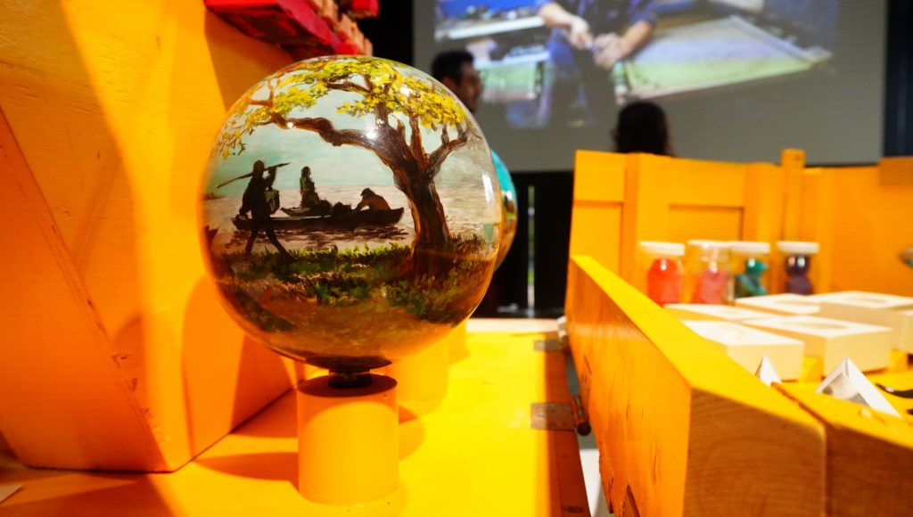 Dos proyectos de investigación-creación sobre ‘Vidas campesinas’ y ‘Economías populares’ en Colombia, realizadas por el ICANH, encontraron en el arte y la calle una forma de acercarse a públicos amplios para generar reflexiones de país. Nicolás Leyva Townsend, profesor javeriano y su curador, explica la operación artística detrás de “El Cacharro”.