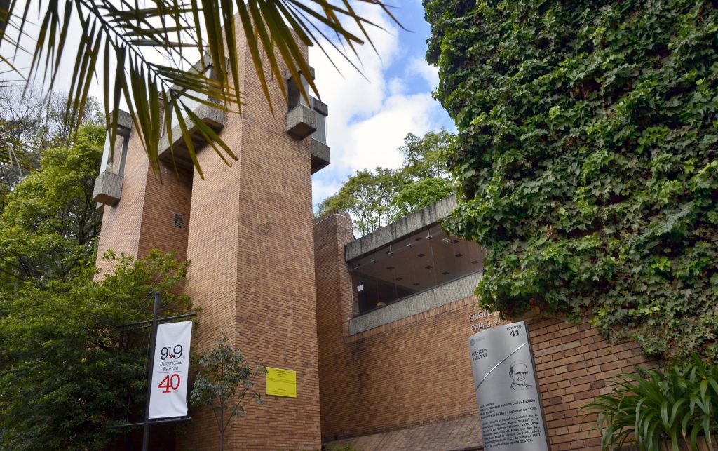 Edificio Pablo VI: Un manifiesto silencioso de la arquitectura moderna en Colombia El edificio Pablo VI hoy es sede del Instituto de Salud Pública y el Instituto Pensar.