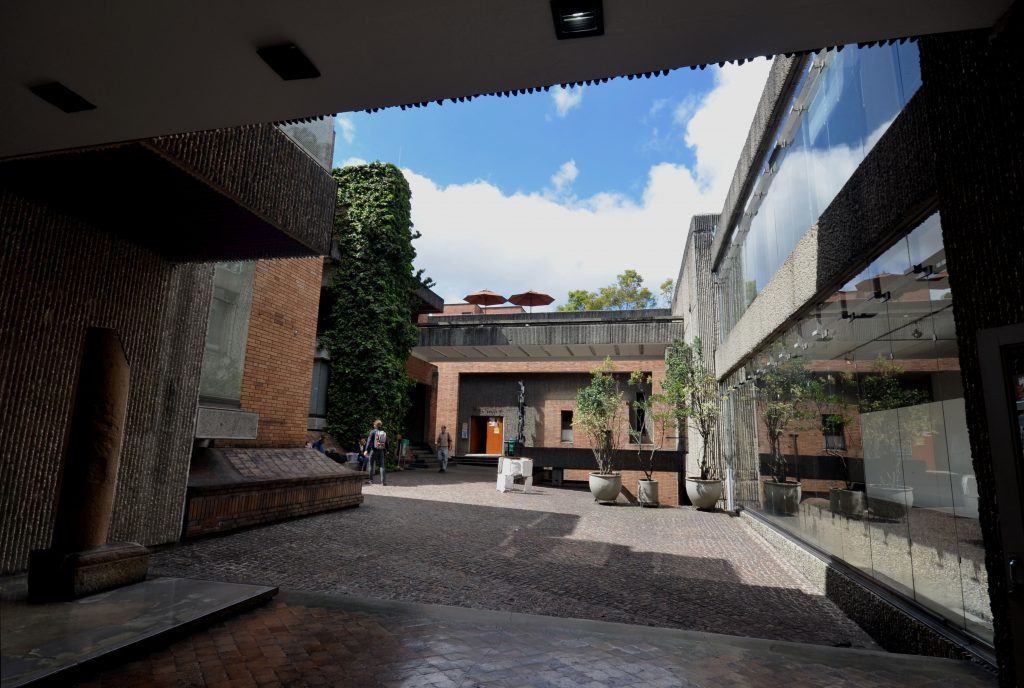 El Pablo VI retoma elementos tradicionales como el zaguán, un espacio de transición entre la calle y el interior, que regula el ingreso y la privacidad.