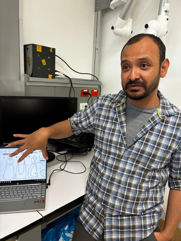 José M. Ramírez, en el Laboratorio de Entomología, Grupo de Sistemática Molecular, Departamento de Biología, Pontificia Universidad Javeriana.