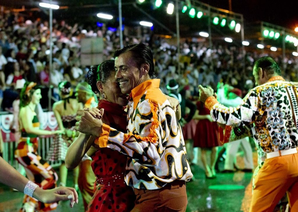 Aunque la salsa ha perdido espacio, artistas y movimiento en la región y en su cuna, Nueva York, en Colombia sigue más que vigente. El libro ‘Las claves de la salsa en Colombia’ explora las causas de que el género mantenga esa fuerza.