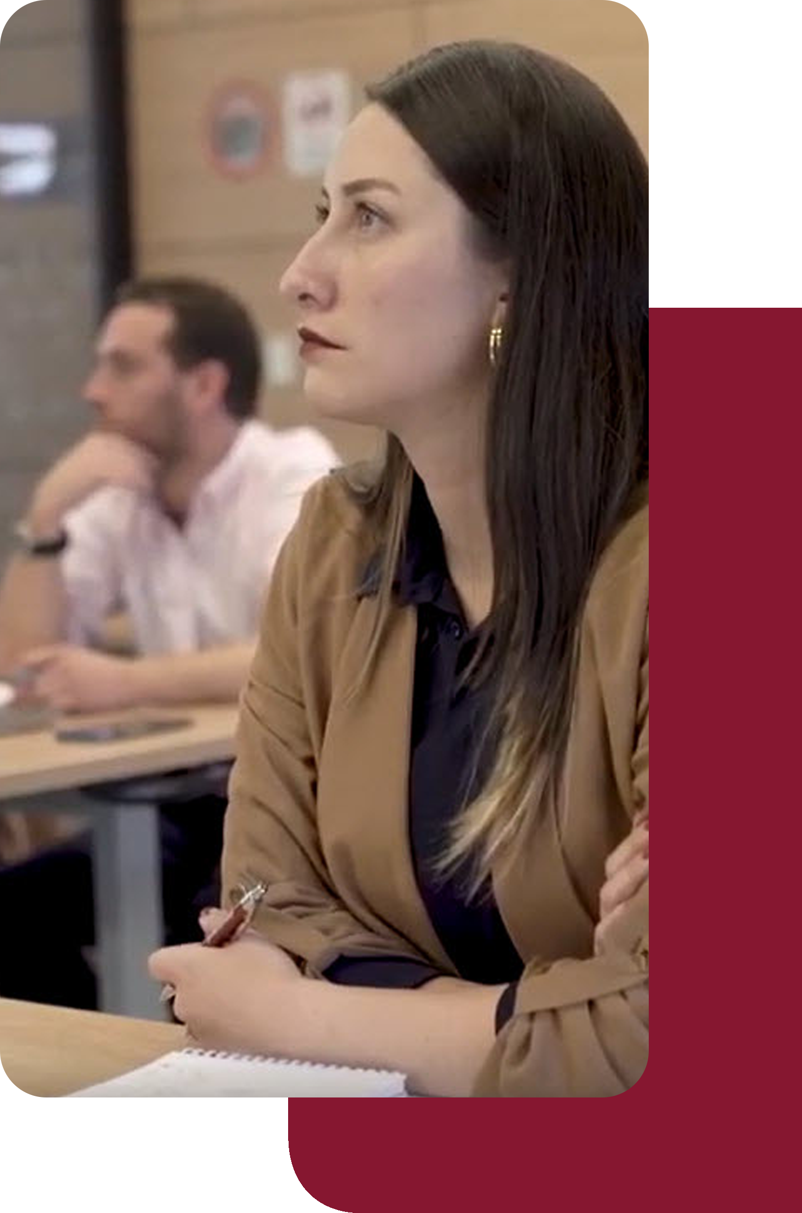 Mujer sosteniendo cuaderno