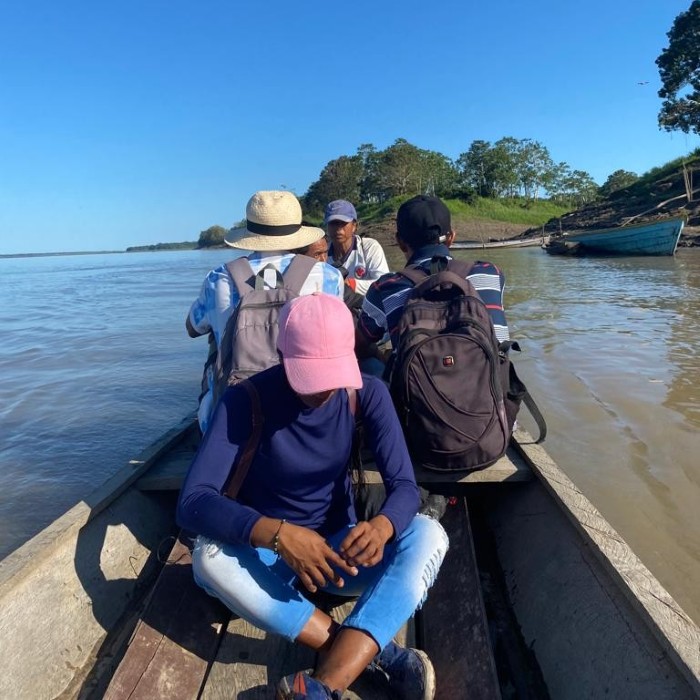 Traslado en lancha hacia comunidad rural para actividades de intervención en salud pública.