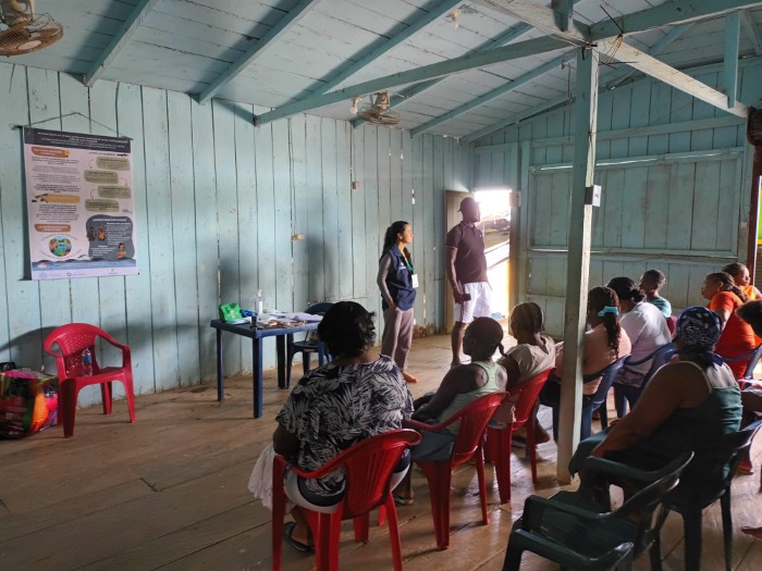 Taller participativo en comunidad rural liderado por el equipo de salud pública. Proyecto MITIGACIÓN DE LA INTOXICACIÓN en El Carmen del Darién, Chocó