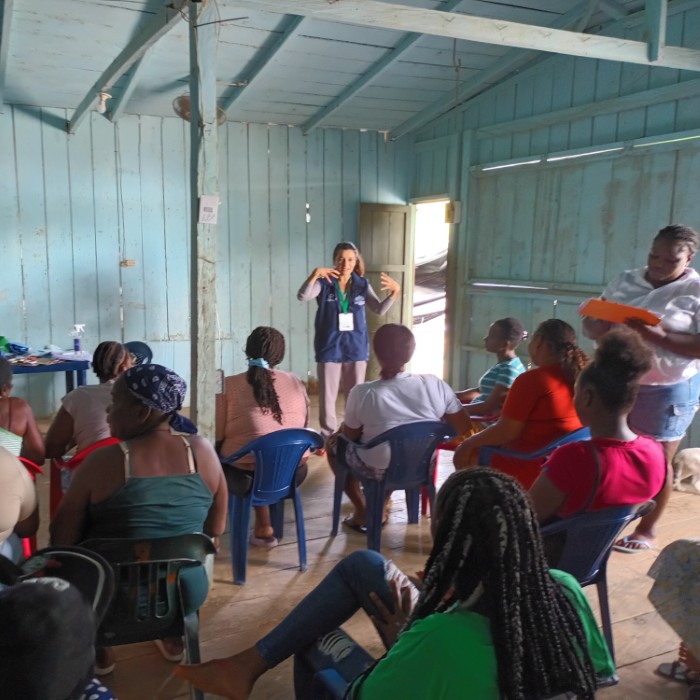 Sesión educativa en salud comunitaria con población local en un espacio rural. Proyecto MITIGACIÓN DE LA INTOXICACIÓN en El Carmen del Darién, Chocó