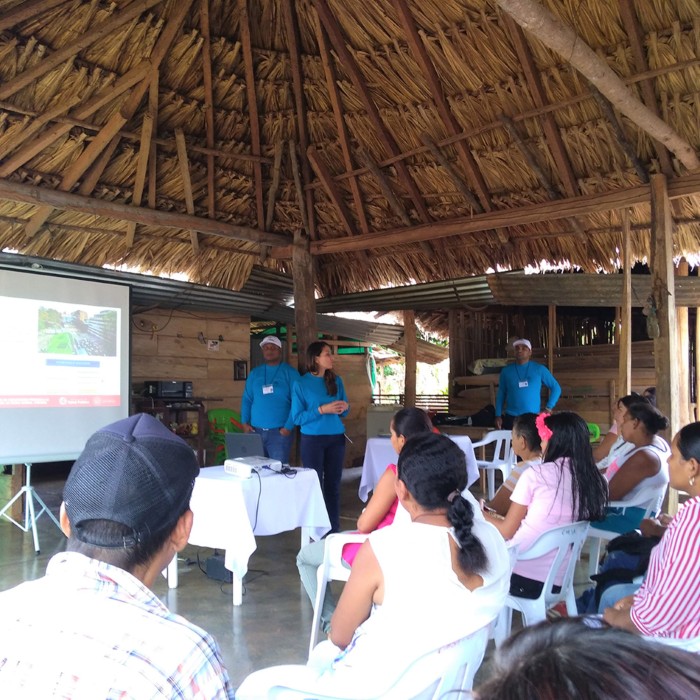 Capacitación en Planeta Rica, Córdoba, en salud pública en comunidad rural con apoyo audiovisual.