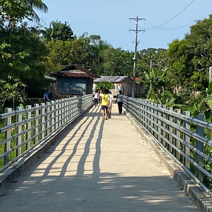 Recorrido por infraestructura comunitaria en zona rural durante intervención de campo.
