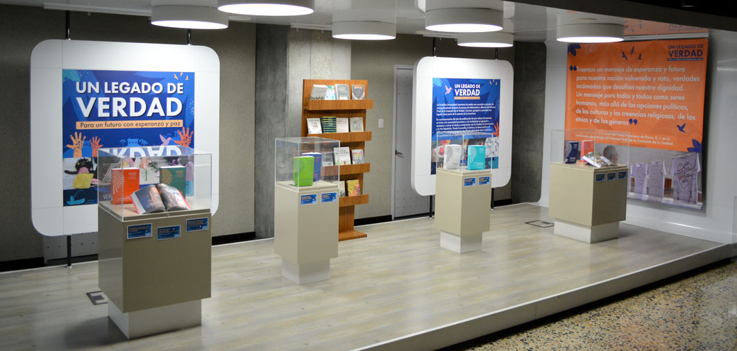 Visita la exposición 'Un legado de verdad para un futuro con esperanza y paz' en la Biblioteca General de la Javeriana Visita la exposición 'Un legado de verdad para un futuro con esperanza y paz' en la Biblioteca General de la Javeriana