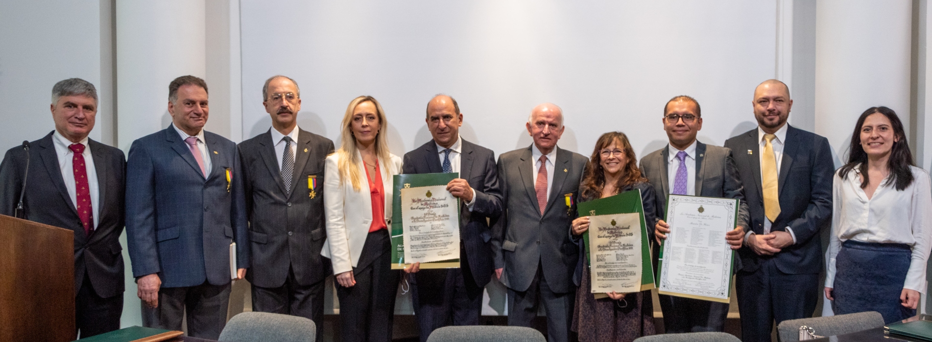 El diario británico The Guardian destaca los resultados de Diada, un proyecto innovador que identifica a las personas con o en riesgo de desarrollar un trastorno de salud mental o consumo riesgoso de alcohol en centros de atención primaria en Colombia. Este proyecto se desarrolló entre la Pontificia Universidad Javeriana, liderado por el doctor Carlos Gómez Restrepo, decano de la Facultad de Medicina, y el Dartmouth College, de EE. UU. Por medio de un algoritmo que ayuda a guiar a los médicos hacia posibles intervenciones, según la puntuación del paciente que refleja la gravedad o probabilidad de la enfermedad.