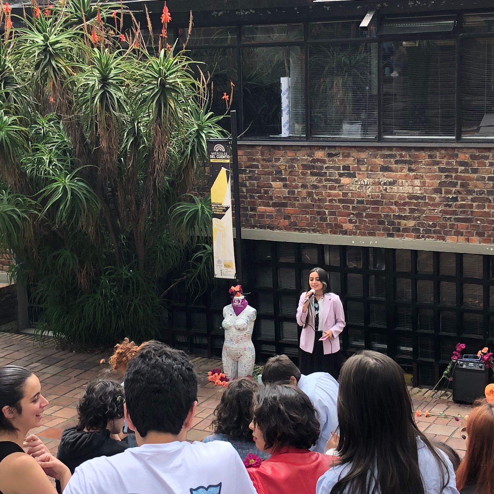 Únete al Aquelarre: recital de poesía por Código Revista Javeriana Pontificia Universidad Javeriana