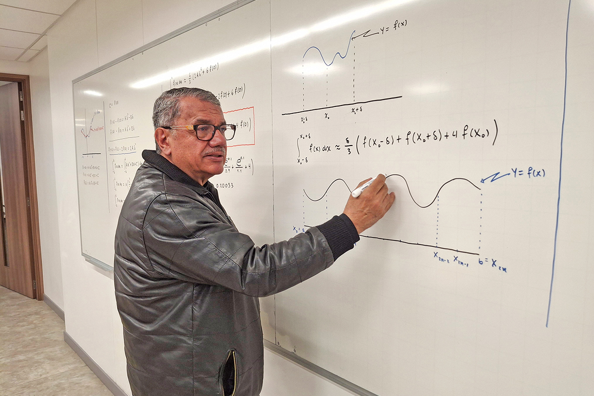 El profesor Iván Castro Chadid, durante una de sus clases en la Javeriana