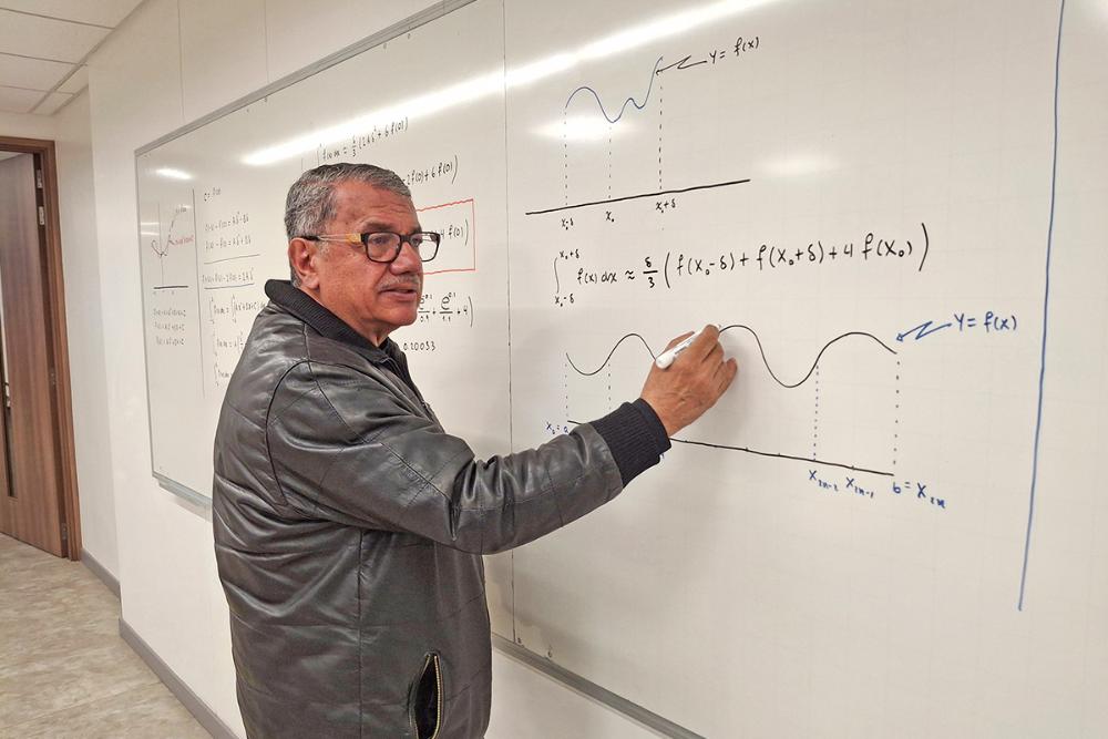El profesor Iván Castro Chadid, durante una de sus clases en la Javeriana
