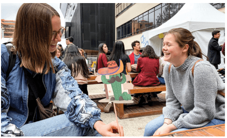 Estudiantes extranjeros en el campus de la Javeriana.