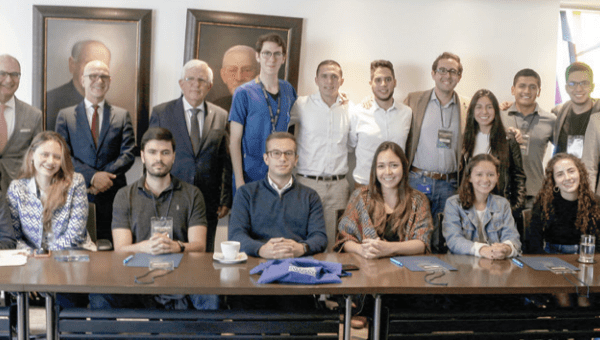 Miembros del Comité de Estudiantes de la Pontificia Universidad Javeriana asistentes al encuentro, acompañados por directivos de la Universidad.